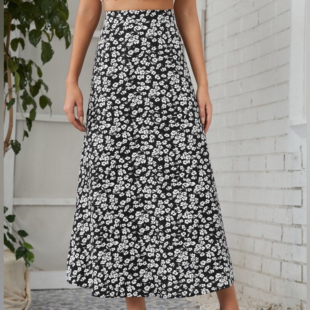Chic Black and White Floral A-Line Skirt
